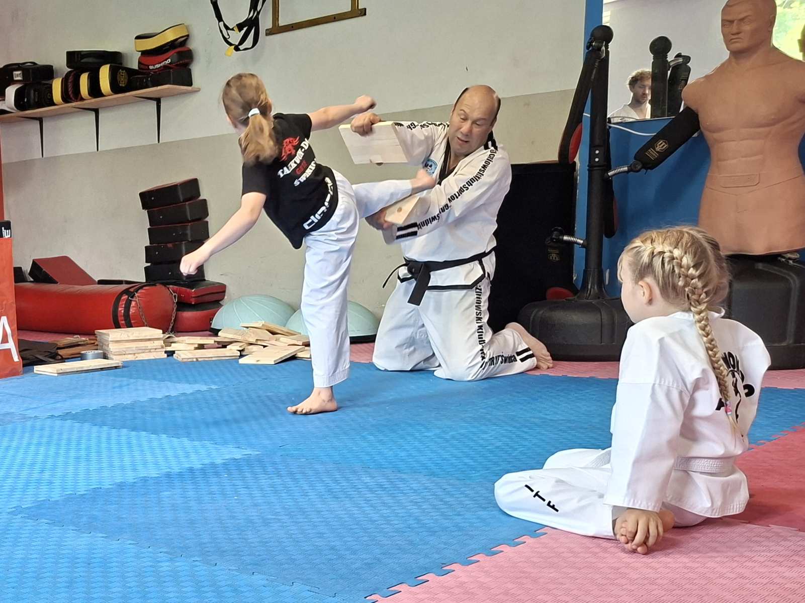 Rozbijali dachówki i deski! Wyjątkowy koniec sezonu UKS Taekwon-do Gryf Świdnica [FOTO]