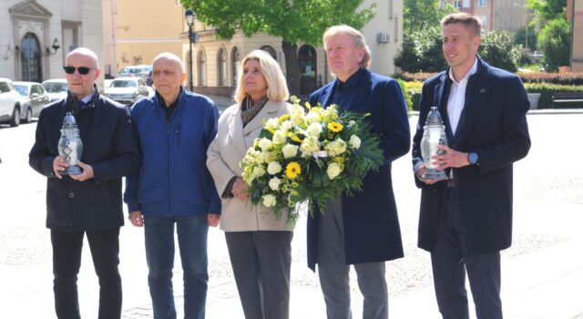 Kwiaty pod pomnikiem św. Jana Pawła II składają wiceprezydent Krystian Werecki (Nowa Lewica), przewodniczący RM Krzysztof Lewandowski (klub PiS), prezydent Świdnicy Beata Moskal-Słaniewska (Nowa Lewica), radni PiS - Ryszard Makowski i Andrzej Ora. Fot. FB