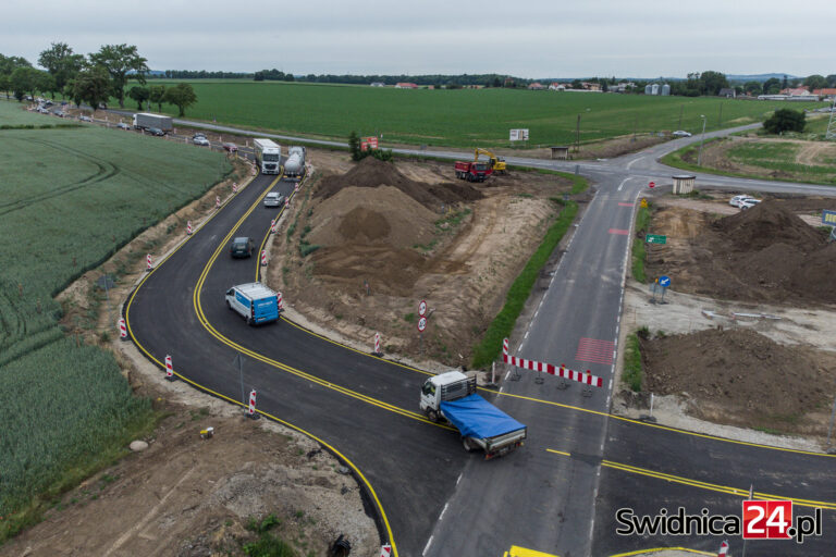 Drogowcy ruszyli z kolejnym etapem budowy ronda na „trzydziestce piątce”. Od dzisiaj zmiany! [FOTO/VIDEO]