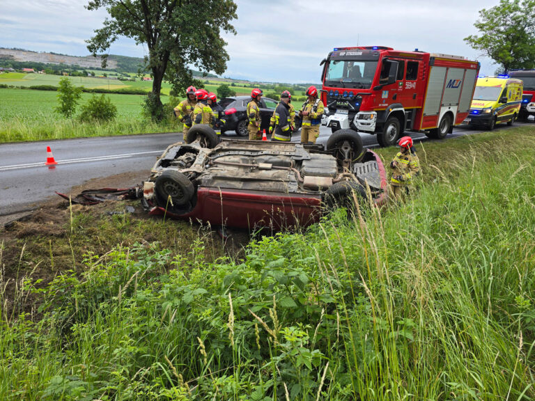 Dachowanie pod Strzegomiem. Kierowca oddalił się z miejsca wypadku [FOTO/VIDEO]