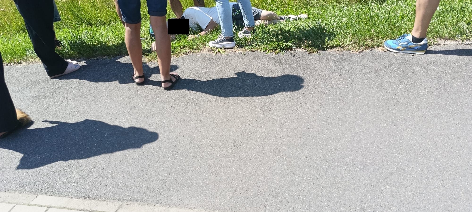Mężczyzna zemdlał niedaleko ronda Andrzeja Wajdy. Świadkowie udzielali pomocy