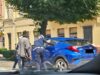 Samochód odmówił posłuszeństwa. Pomogli policjanci i przechodzień