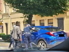 Samochód odmówił posłuszeństwa. Pomogli policjanci i przechodzień