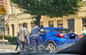Samochód odmówił posłuszeństwa. Pomogli policjanci i przechodzień