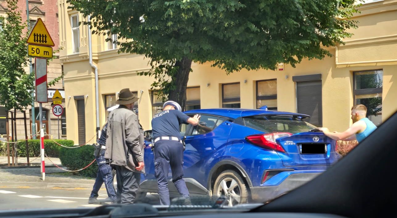 Samochód odmówił posłuszeństwa. Pomogli policjanci i przechodzień