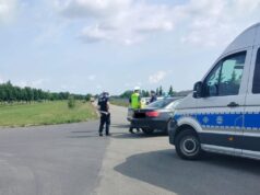 Pijany i bez uprawnień „przeleciał” przez wysepkę. Został zatrzymany przez innego kierowcę