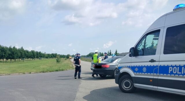 Pijany i bez uprawnień „przeleciał” przez wysepkę. Został zatrzymany przez innego kierowcę