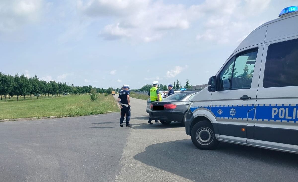 Pijany i bez uprawnień „przeleciał” przez wysepkę. Został zatrzymany przez innego kierowcę