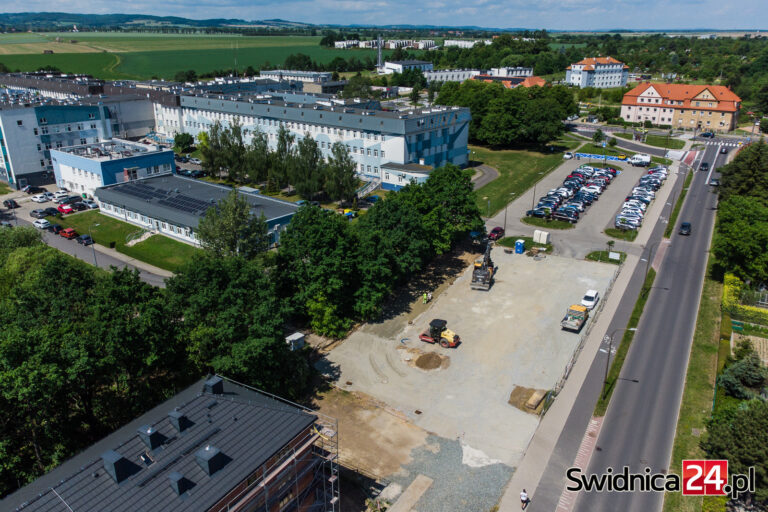 Powiększają parking przy „Latawcu”. Wkrótce ruszą prace w innych punktach miasta [FOTO]
