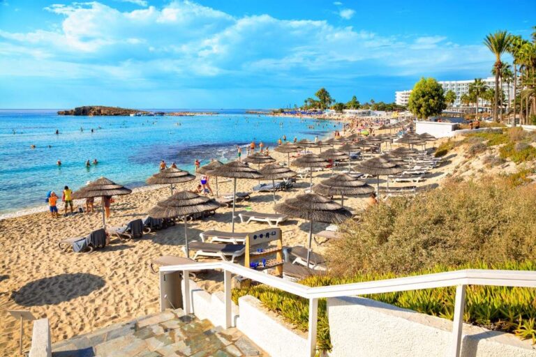 Jak zaplanować wakacje na Cyprze, aby połączyć plażowanie ze zwiedzaniem?