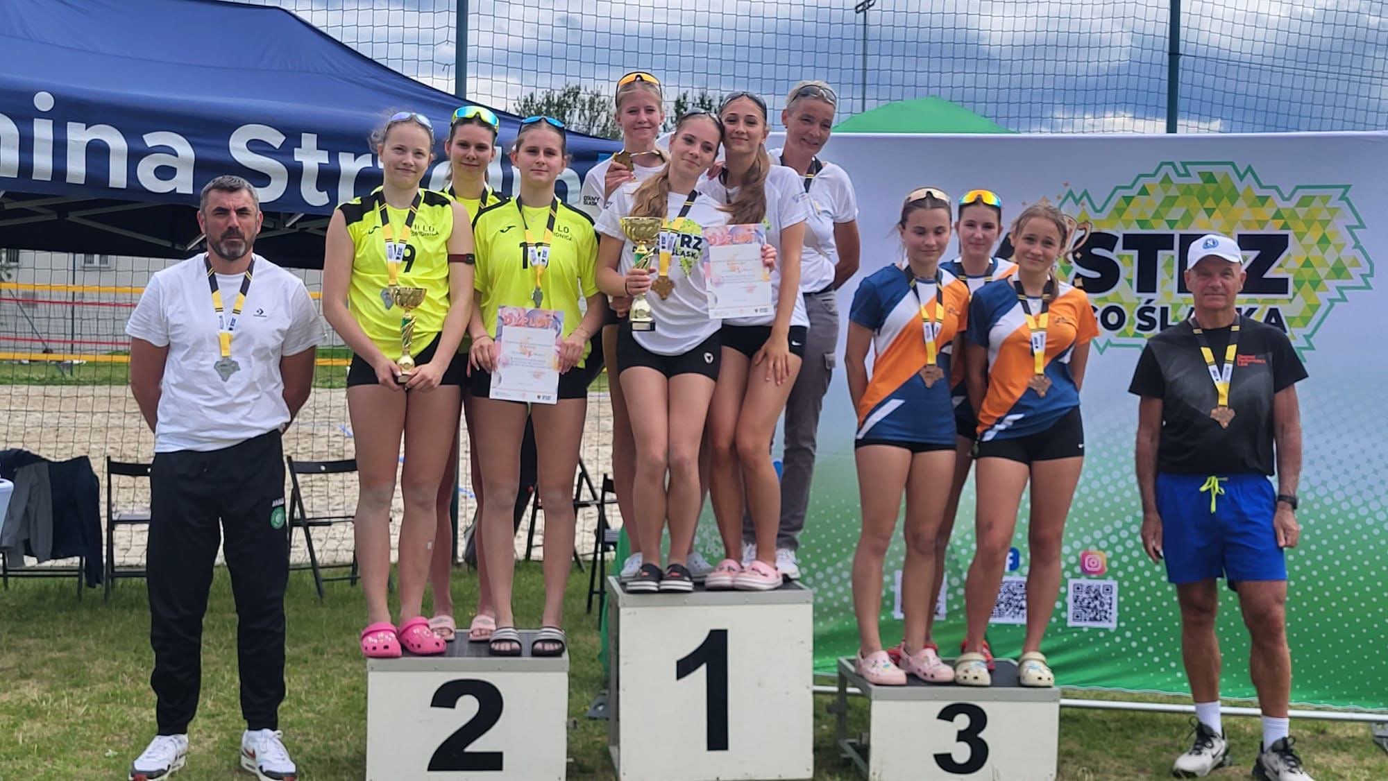 Srebro siatkówki plażowej dla dziewczęcej drużyny świdnickiego Banacha