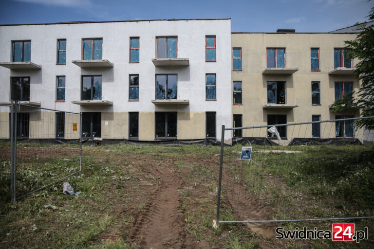 Na Parkowej rusza na nowo porzucona inwestycja i wracają rozmowy o budowie drogi [FOTO]
