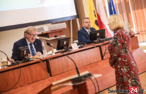 Przewrót w radzie jednak legalny? Wojewoda nie unieważni kluczowych uchwał, Lewandowski idzie do sądu