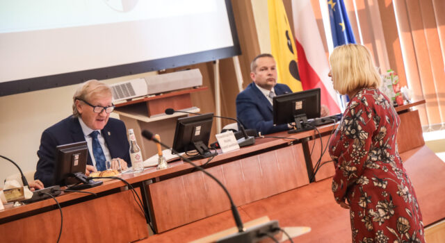 Przewrót w radzie jednak legalny? Wojewoda nie unieważni kluczowych uchwał, Lewandowski idzie do sądu