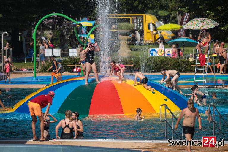 Świdnicki basen letni oblegany. Mieszkańcy ruszyli szukać ochłody [FOTO/VIDEO]