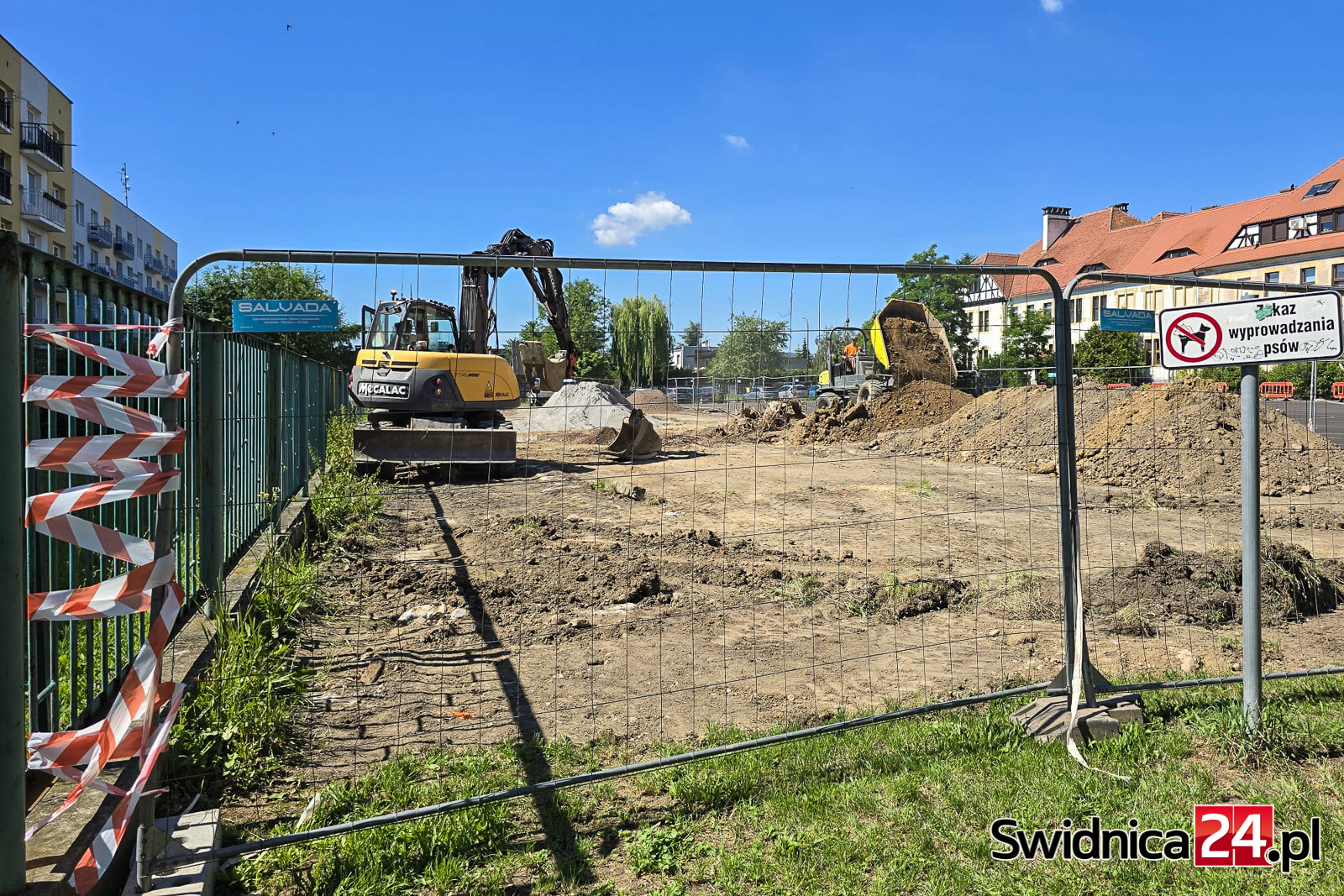 Trwa rozbudowa kolejnego parkingu. Nowe miejsca postojowe powstaną też w innych lokalizacjach [FOTO]