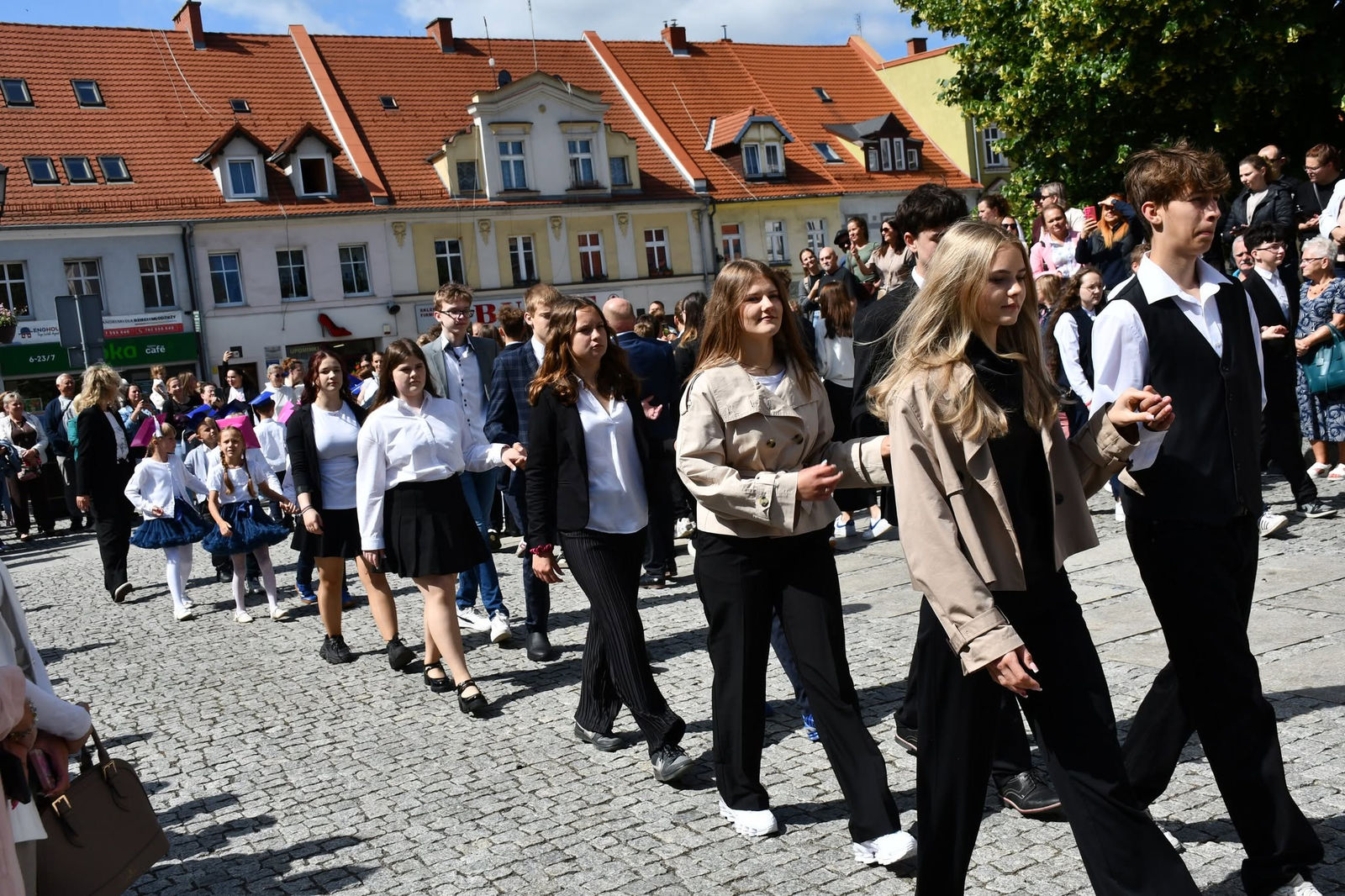 Ósmoklasiści i przedszkolaki zatańczyli poloneza na zakończenie roku szkolnego [FOTO]