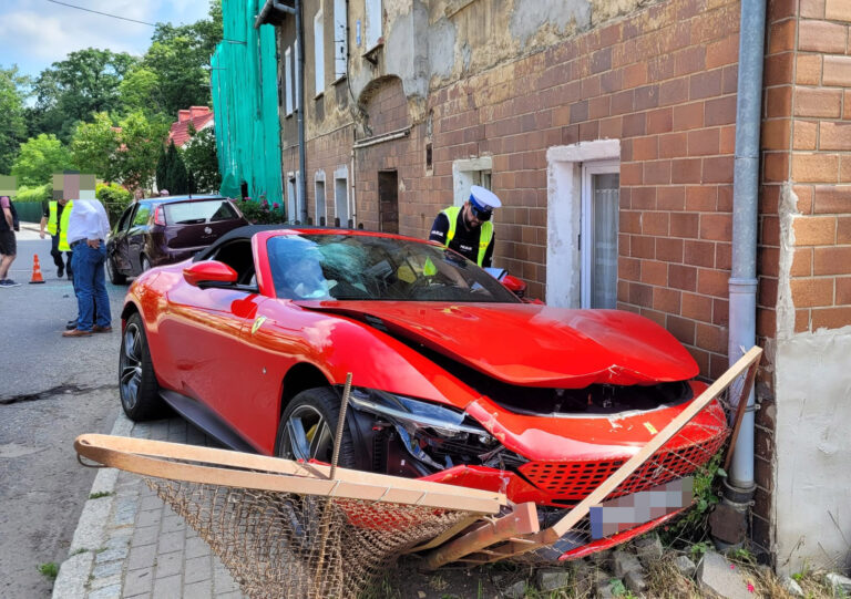 Ferrari uderzyło w inny pojazd i budynek. Kierowca trafił do szpitala [FOTO]