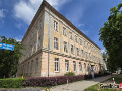 Rodzice upominali się o modernizację, radni wnioskowali o środki. „Trzysta piętnastka” z remontowymi planami