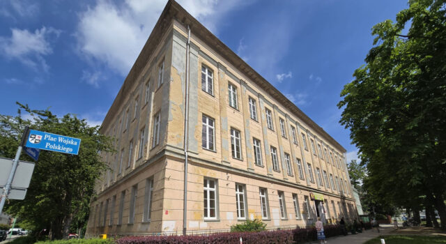 Rodzice upominali się o modernizację, radni wnioskowali o środki. „Trzysta piętnastka” z remontowymi planami