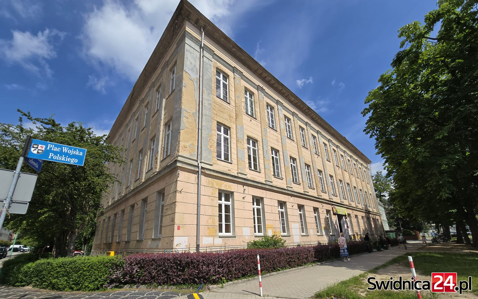 Rodzice upominali się o modernizację, radni wnioskowali o środki. „Trzysta piętnastka” z remontowymi planami