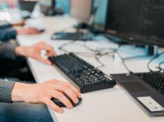 Czy restrukturyzacja firmy wstrzymuje egzekucję komorniczą?