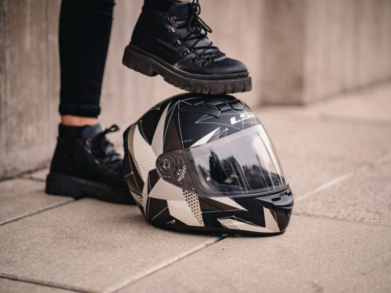 Kask motocyklowy ratuje życie – co warto wiedzieć przed zakupem?