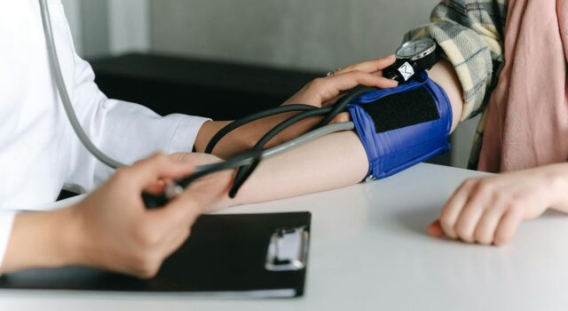 Ponad 290 mln dni na zwolnieniu lekarskim. Na co Polacy najczęściej biorą L4?