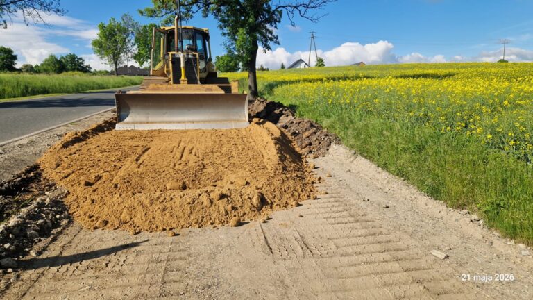 Blisko 5,4 mln złotych na nowe drogi rowerowe w gminie Świdnica. Na jednym odcinku prace już trwają [FOTO]