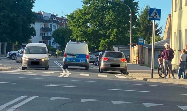 Na sygnałach i nieoznakowane radiowozy na ul. Mieszka w Świdnicy