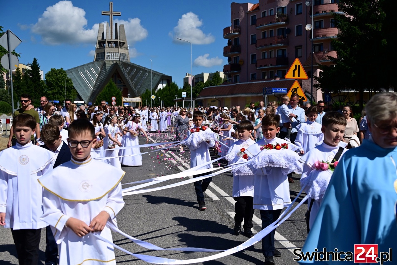 Boże Ciało. Wierni przeszli w procesjach [FOTO/VIDEO]