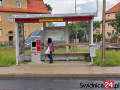 Nieczynny biletomat, brak rozkładów jazdy
