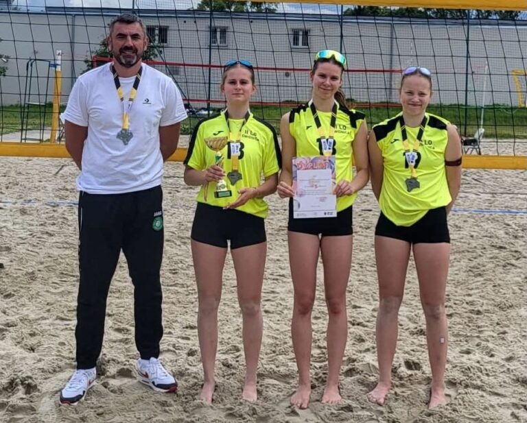 Srebro siatkówki plażowej dla dziewczęcej drużyny świdnickiego Banacha