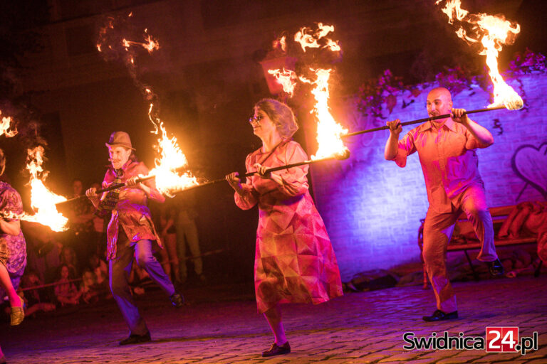 Cyrkowe akrobacje, ogień i fajerwerki. W Świdnicy trwa 28. Festiwal Teatru Otwartego [FOTO/VIDEO]