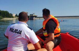 „Nad wodą z głową”. Policjanci przypominają zasady bezpiecznego wypoczynku