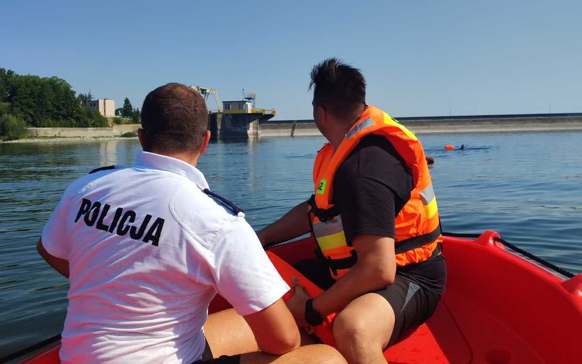 „Nad wodą z głową”. Policjanci przypominają zasady bezpiecznego wypoczynku