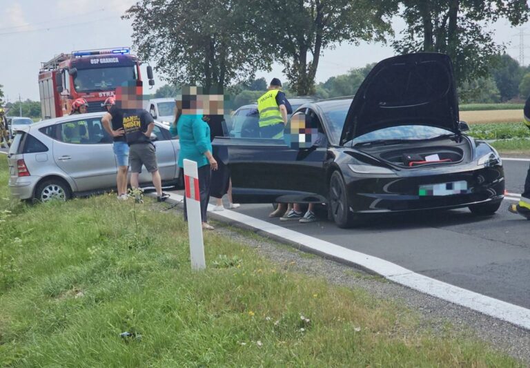 Zderzenie trzech pojazdów na krajowej „piątce” w Modlęcinie [FOTO]