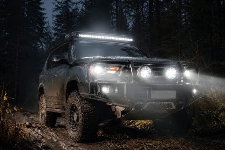 Oświetlenie LED do samochodów terenowych – jak wybrać odpowiedni lightbar do jazdy off-road?