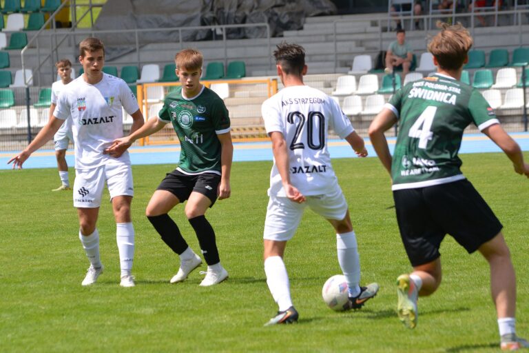 Sparingowe derby powiatu minimalnie dla AKS-u [FOTO]