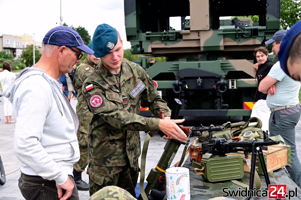 Militarne pojazdy, amerykańskie radiowozy i wielkie serca. Piknik nad zalewem Witoszówka [FOTO]
