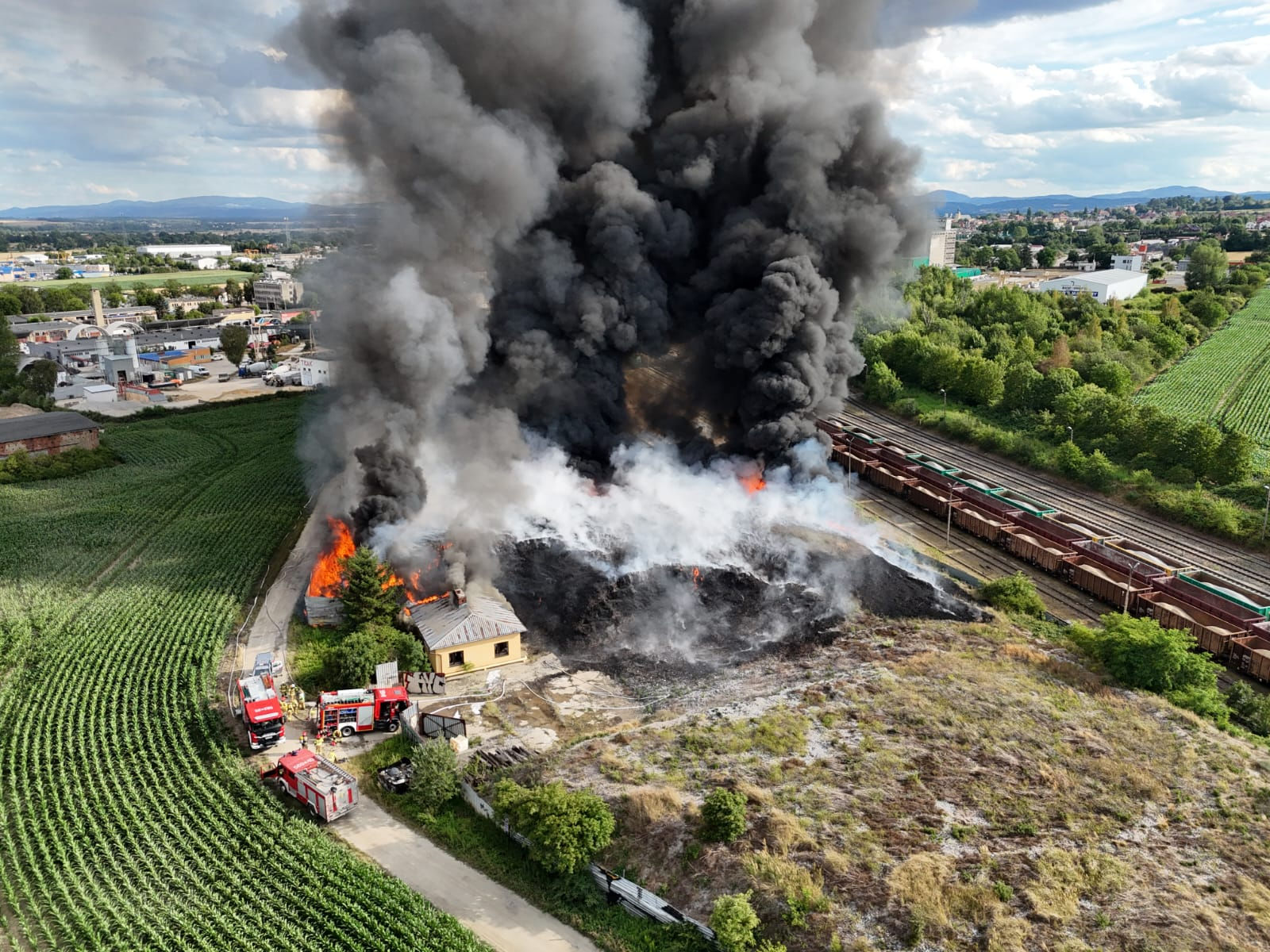 Duży pożar w Strzegomiu. Na miejscu trwa akcja gaśnicza [FOTO/VIDEO]