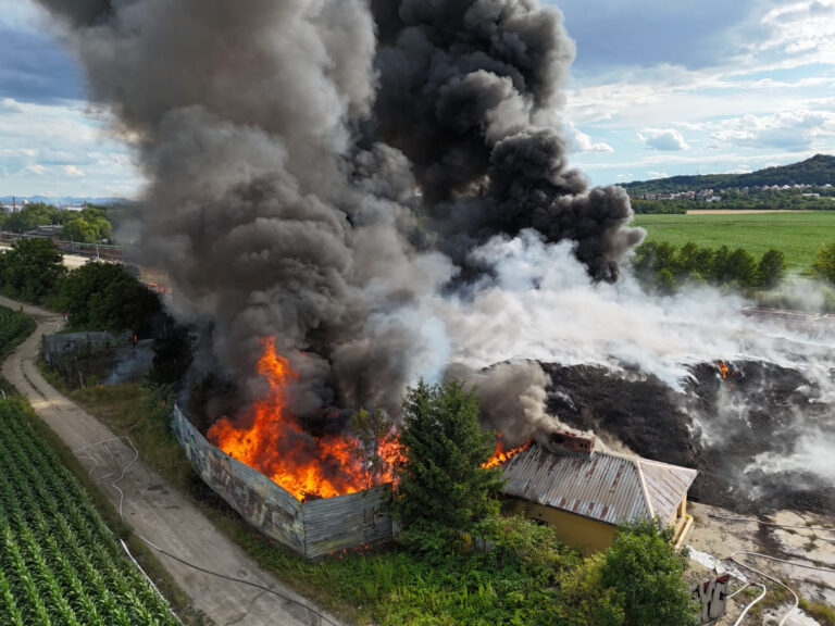 Duży pożar w Strzegomiu. Ogień objął nieużytkowany obiekt kolejowy i sprasowane odpady [FOTO/VIDEO]