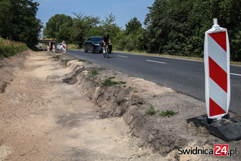 Trwa budowa drogi rowerowej pod Świdnicą. Na wykonanie prac przeznaczono blisko 1,2 mln złotych [FOTO]