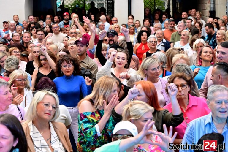 Taneczny parkiet pod Wieżą Ratuszową. Tłumy na pierwszej Świdnickiej Potańcówce [FOTO/VIDEO]