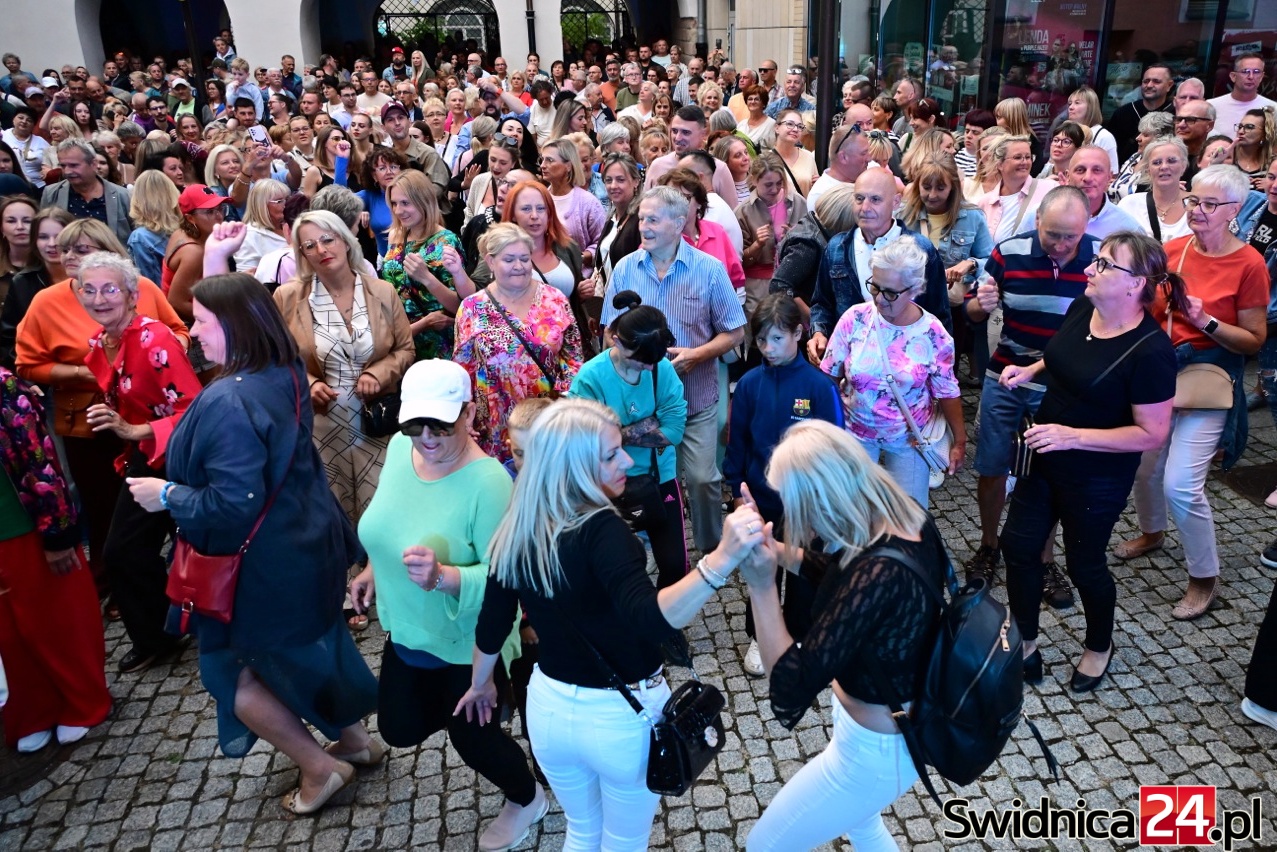 Taneczny parkiet pod Wieżą Ratuszową. Tłumy na pierwszej Świdnickiej Potańcówce [FOTO/VIDEO]