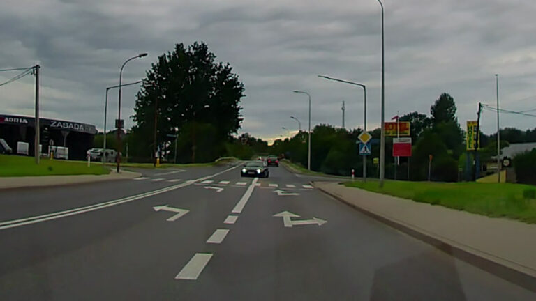 ​Popisy na skrzyżowaniu w Świdnicy. Wyjechał z Częstochowskiej w poślizgu [VIDEO]