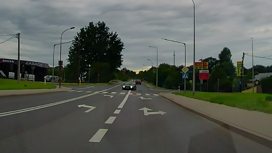 ​Popisy na skrzyżowaniu w Świdnicy. Wyjechał z Częstochowskiej w poślizgu [VIDEO]