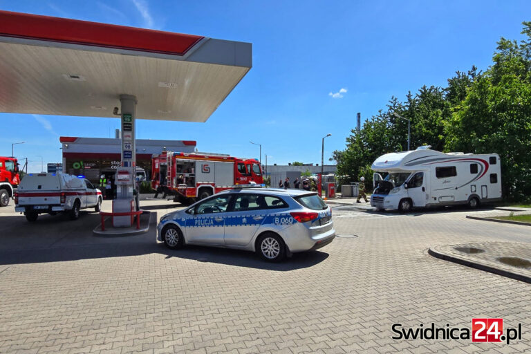 Strażacy interweniowali na stacji paliw. Zapalił się akumulator w kamperze [FOTO]