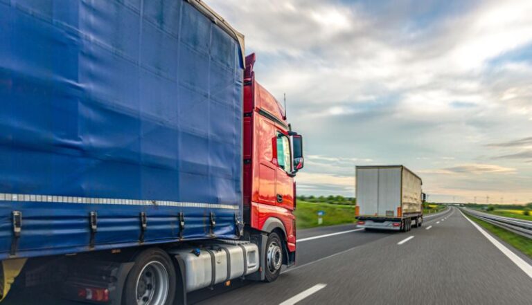 Import i eksport poza UE: jakie dokumenty są potrzebne do transportu przez granicę celną?