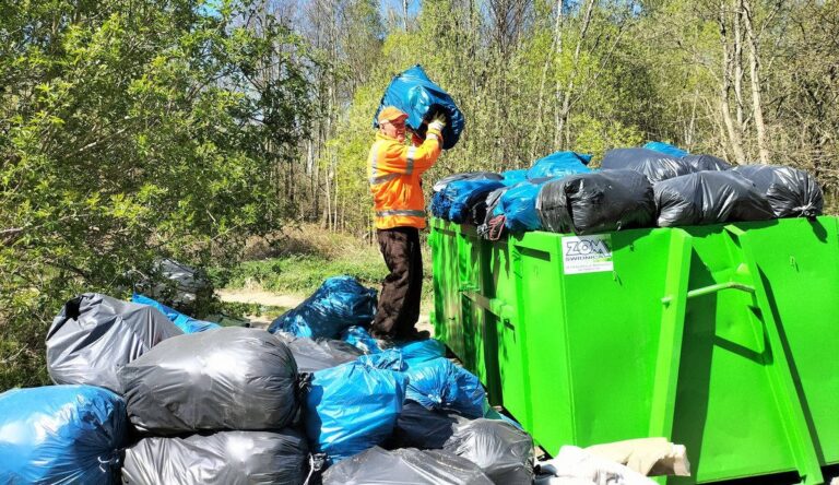 Społecznie zebrał już 400 ton śmieci i sprząta dalej. „To nie jest moje ostatnie słowo!” [FOTO]